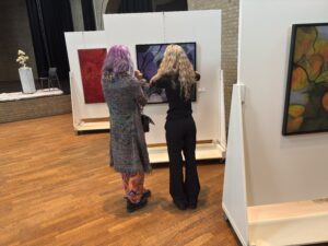 Bekijks bij een van de werken van kunstenares Eva