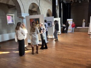 Bekijks bij de werken van kunstenares Jenny