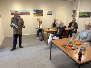 Dennis Zanoni Dada aan het woord tijdens de afsluiting van OAA 2025