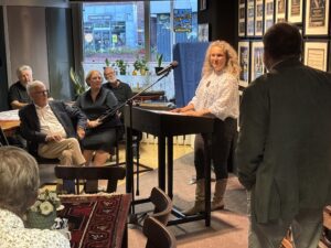Eva van de Burgt tijdens op openingstentoonstelling OAA 2025