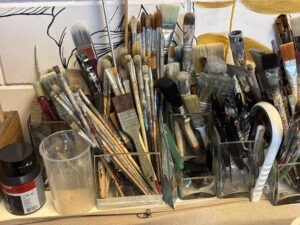 Kwasten in het atelier van kunstenares Gerrie Folbert