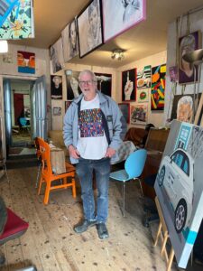 Kunstenaar Johan Martinus in zijn atelier