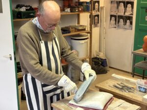 Kunstenaar Ton Maaswinkel aan het werk in de Kunstloods