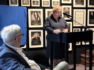 Wethouder Margreet Overmeen op openingstentoonstelling OAA 2025