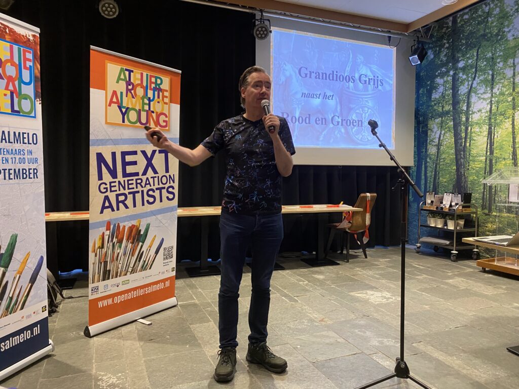 Aldwin Kroeze spreekt tijdens de kunstlezing 2026
